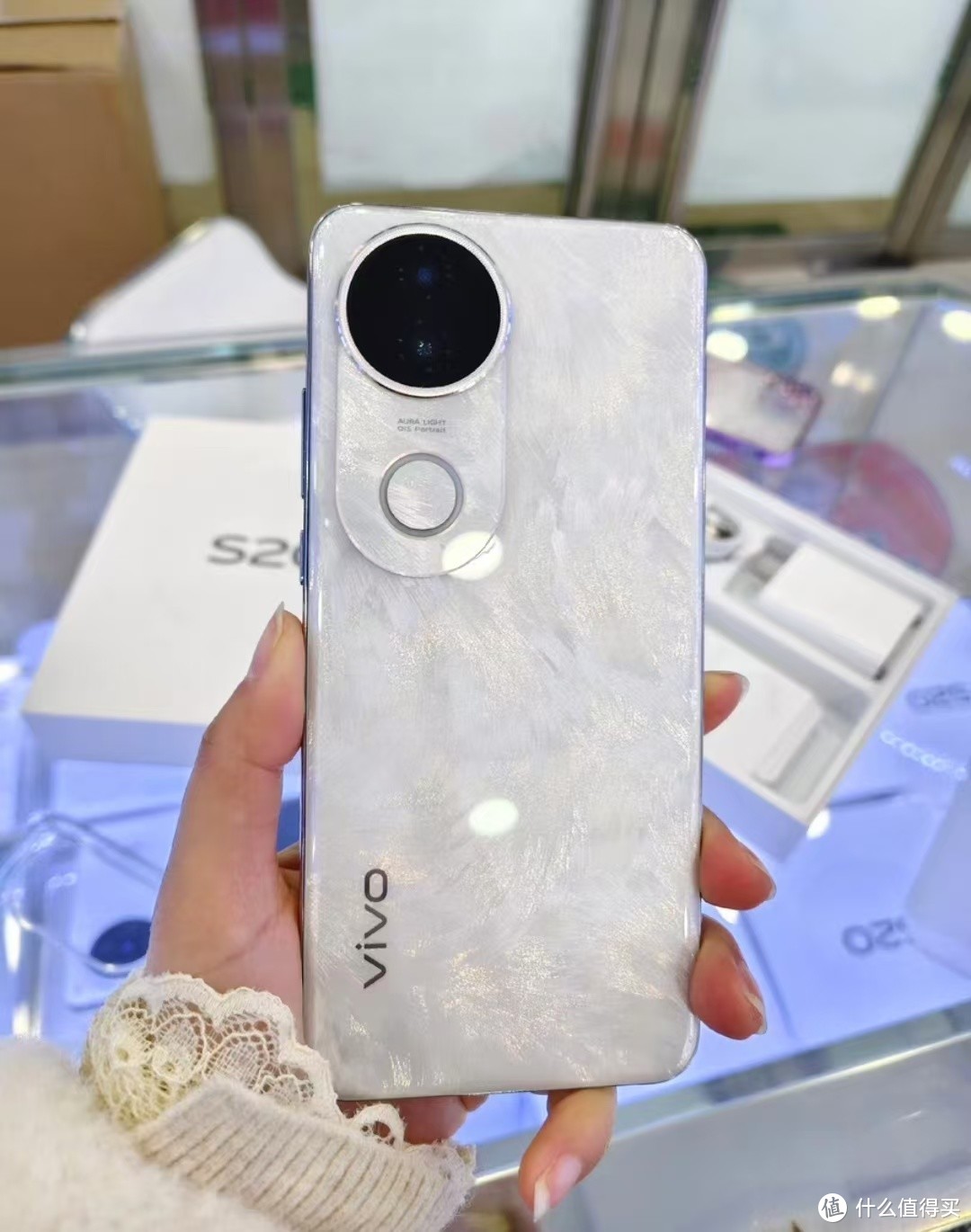 vivo S20上手体验：凤羽金流光溢彩，自拍美颜新高度！